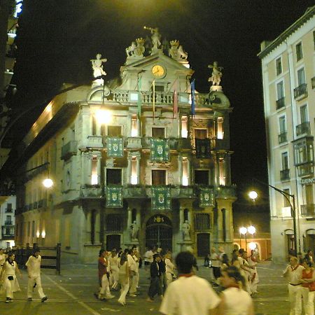 Calle Ansoleaga A 100 Mts Del Ayuntamiento Pamplona Bagian luar foto