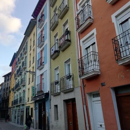 Calle Ansoleaga A 100 Mts Del Ayuntamiento Pamplona Bagian luar foto