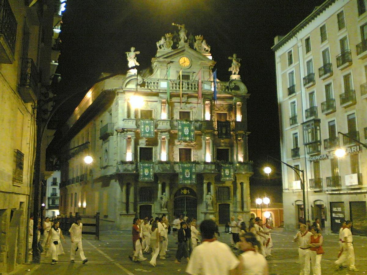 Calle Ansoleaga A 100 Mts Del Ayuntamiento Pamplona Bagian luar foto