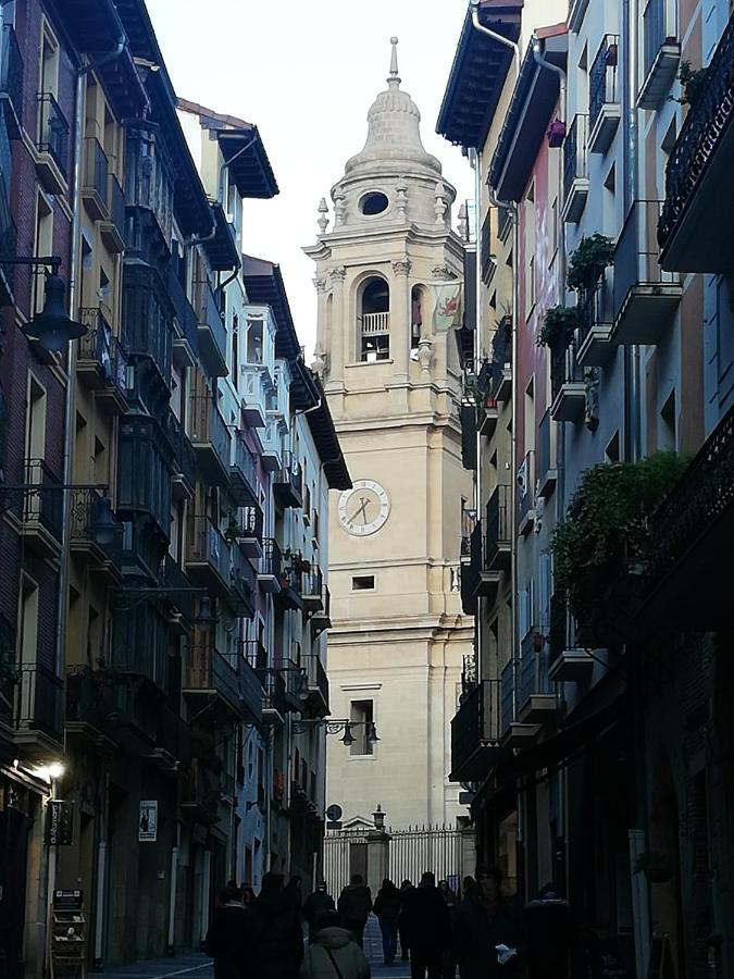 Calle Ansoleaga A 100 Mts Del Ayuntamiento Pamplona Bagian luar foto