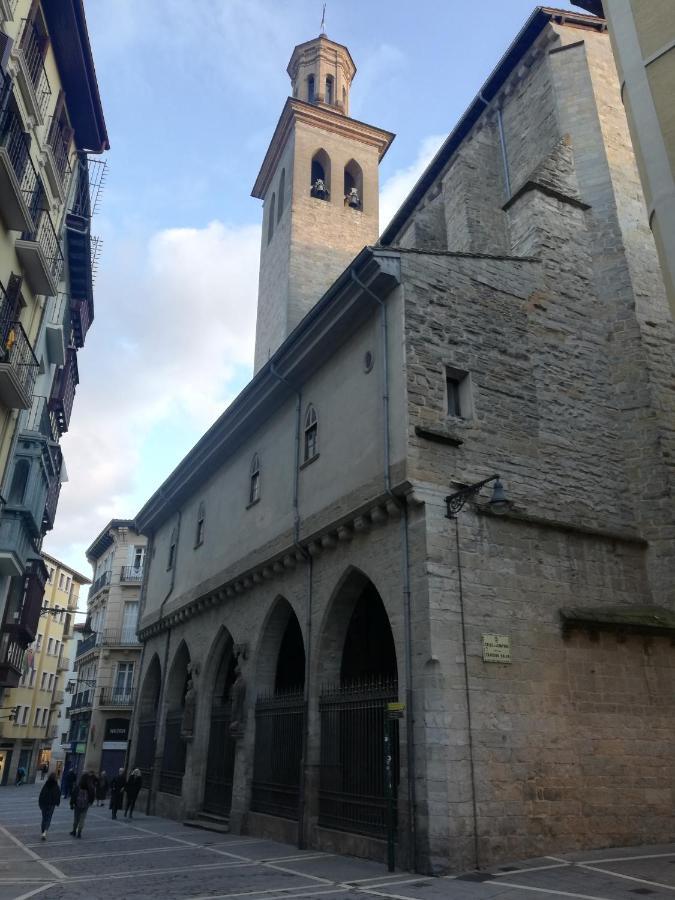 Calle Ansoleaga A 100 Mts Del Ayuntamiento Pamplona Bagian luar foto