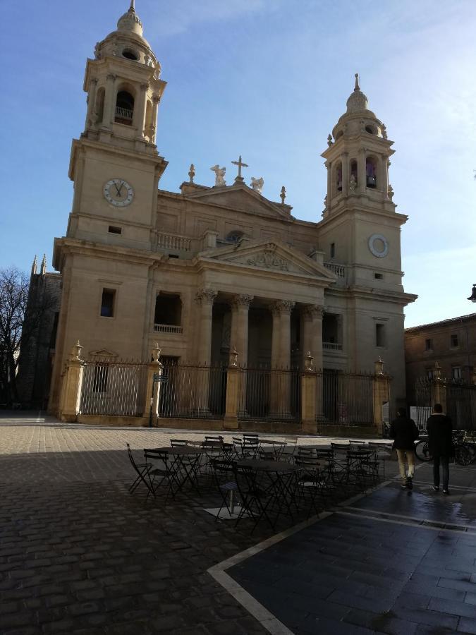 Calle Ansoleaga A 100 Mts Del Ayuntamiento Pamplona Bagian luar foto