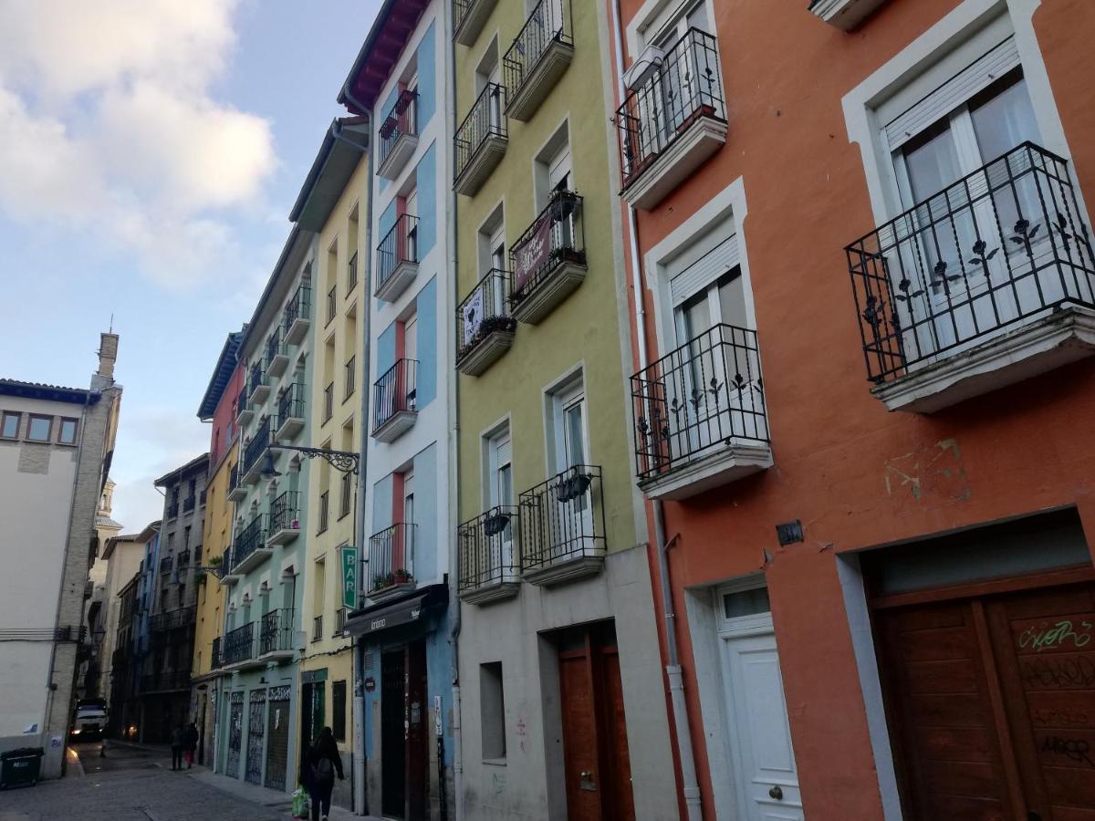 Calle Ansoleaga A 100 Mts Del Ayuntamiento Pamplona Bagian luar foto