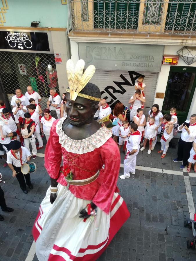 Calle Ansoleaga A 100 Mts Del Ayuntamiento Pamplona Bagian luar foto