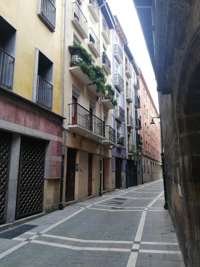 Calle Ansoleaga A 100 Mts Del Ayuntamiento Pamplona Bagian luar foto