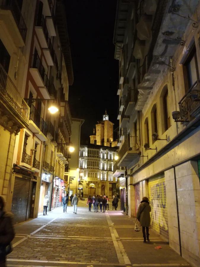 Calle Ansoleaga A 100 Mts Del Ayuntamiento Pamplona Bagian luar foto