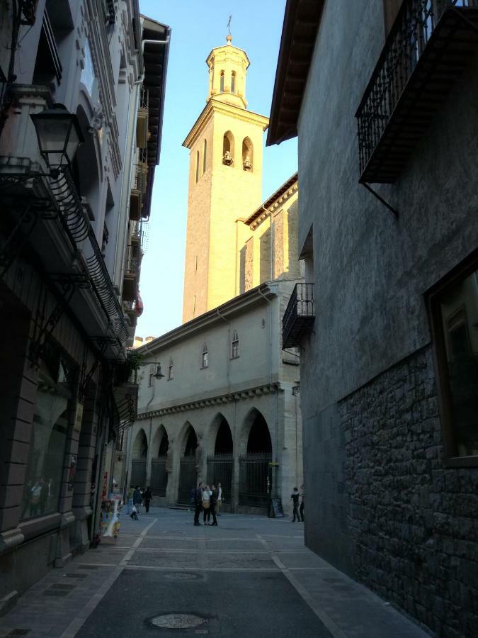 Calle Ansoleaga A 100 Mts Del Ayuntamiento Pamplona Bagian luar foto